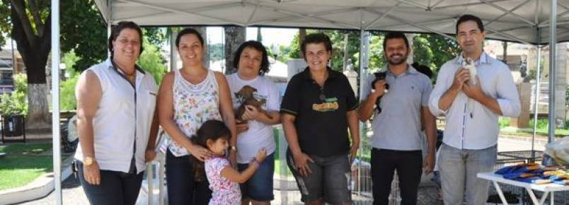 Zoonoses de Porto Feliz doa 32 animais em Feira de Adoo