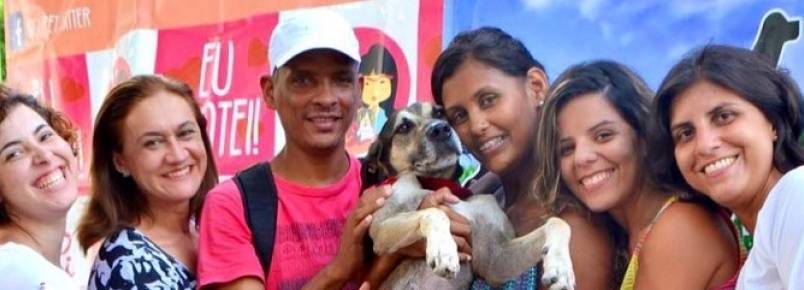 Família reencontra cão perdido em feira de adoção