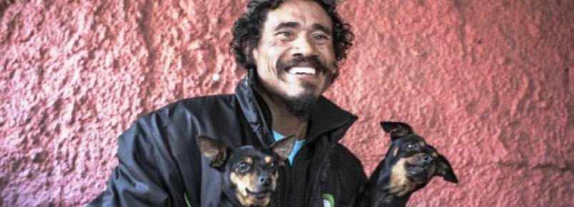 Cinco cães e seu dono são acolhidos em abrigo da FAS