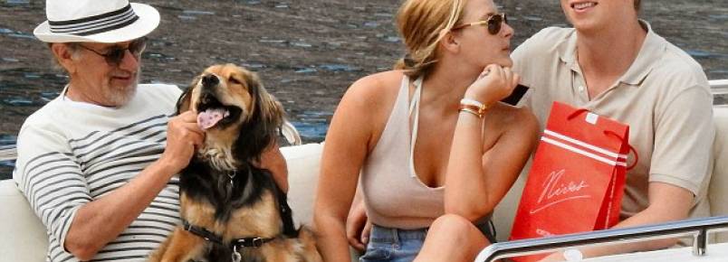 Steven Spielberg leva seu cachorro para passeio de barco na Itália
