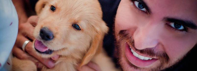 Publicitário do site Saúde e Estilo ganha um Golden Retriever e posa para um ensaio divertido   