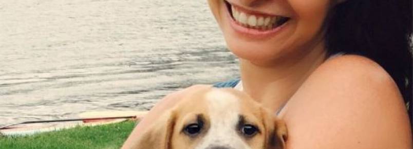 Claudia Ohana adota cachorrinha em evento no Rio de Janeiro