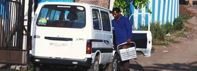 Homem poupa dinheiro durante 10 anos para comprar ambulância e ajudar animais abandonados