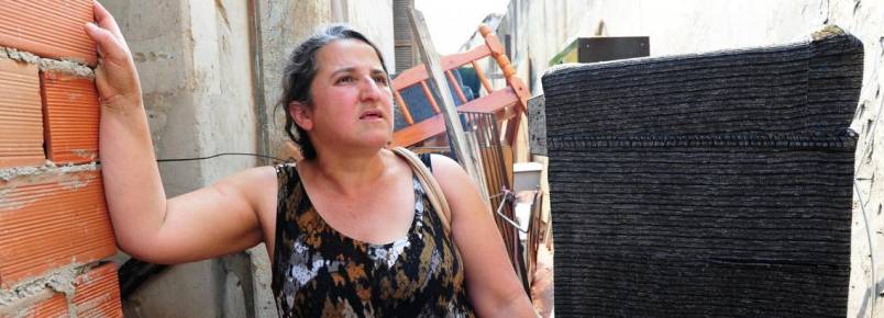 Mulher despejada pede para que adotem os cães que cuida