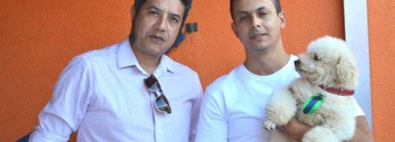 Ao devolver cachorro sumido, homem reencontra amigo e poodle acaba compartilhado