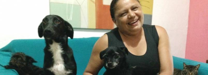 Moradora divide casa com família e mais de 30 animais