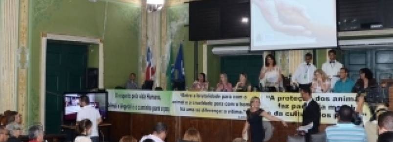 Câmara de Salvador homenageia ativistas defensores dos animais