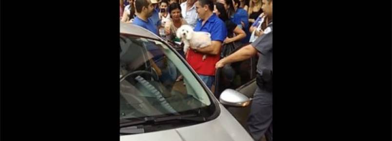 Mulher deixa cozinho preso em carro por mais de 2 horas em Fernandpolis (SP)