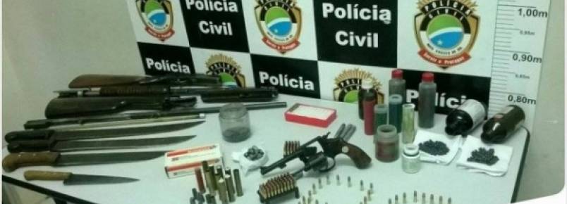 Caçador é preso com arsenal de armas de fogo e com animal silvestre em freezer