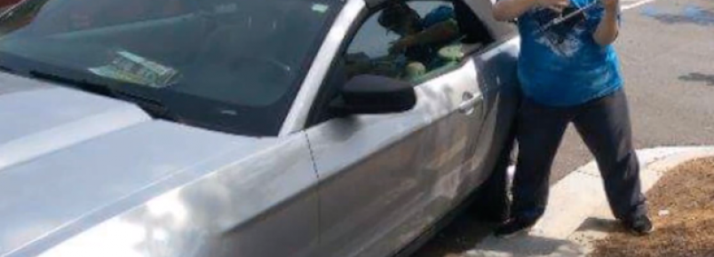 Homem quebra o vidro de carro para salvar cachorro e acaba preso