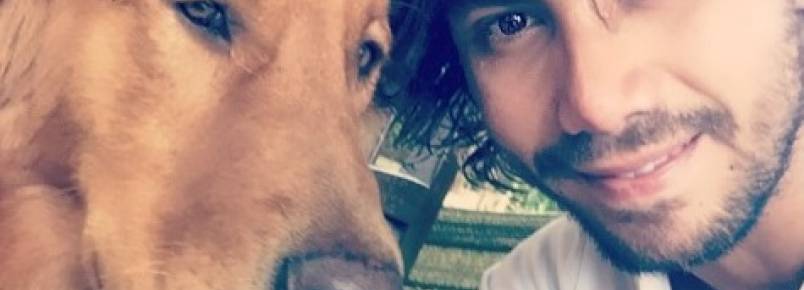 Brincadeira com cachorros quase traz consequência constrangedora para o cantor Mariano