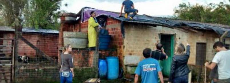 Fortes chuvas causam alagamento em canil de ONG em Canoas (RS)