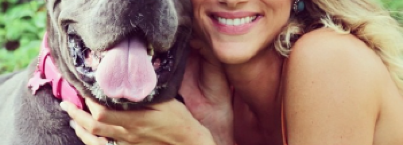 Giovanna Ewbank grava comercial acompanhada por seus cães