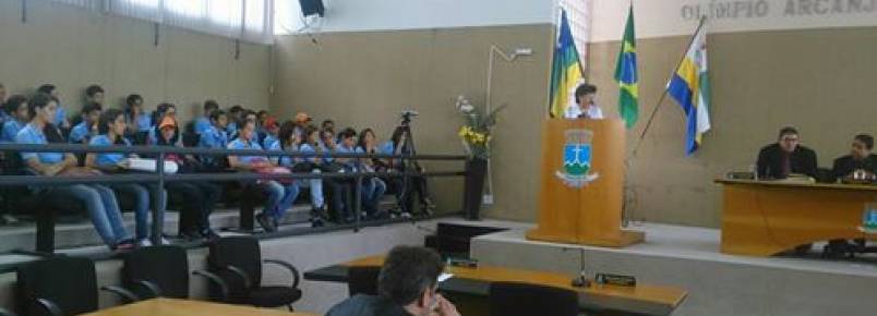 Estudantes participam de palestra sobre políticas públicas para animais