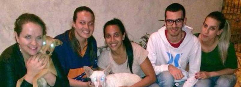 Jovens resgatam cães abandonados