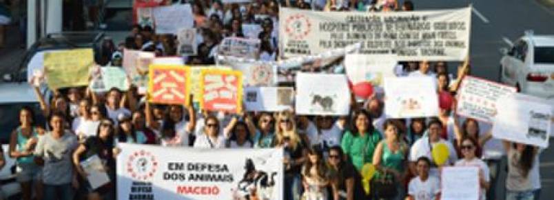 Cerca de 300 pessoas participaram da Marcha da Defesa Animal na orla de Maceió