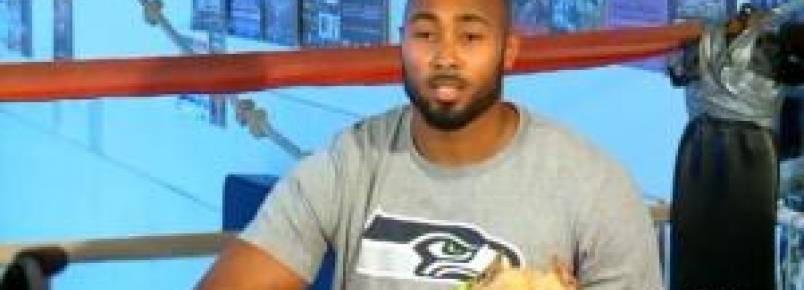 Famoso jogador de futebol americano pede apoio contra a briga de cães