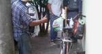 Polícia flagra cachorro sendo puxado por bicicleta