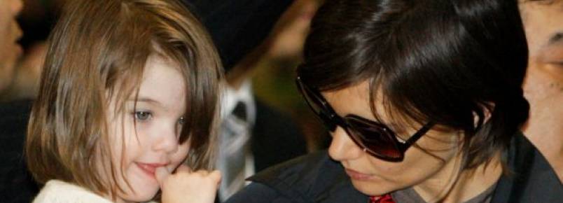 Filha de Tom Cruise e Katie Holmes recompensa quem encontrar cão