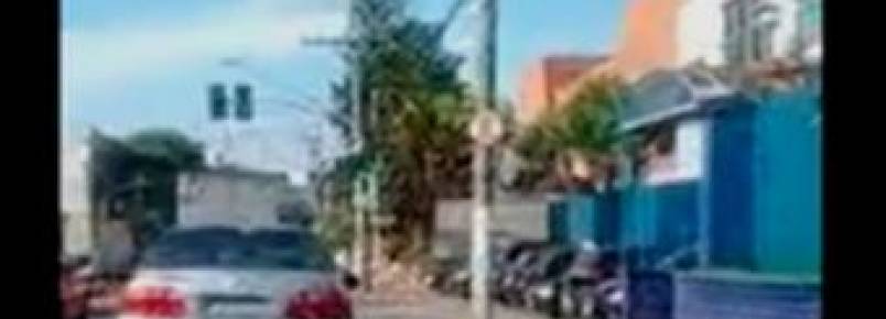 Mulher é flagrada jogando cachorro de janela de carro