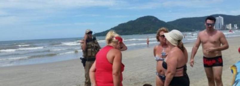 Mulher cega sofre preconceito em Santa Catarina por levar seu co-guia para a praia