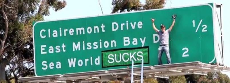 Comediante faz protesto satirizando o SeaWorld em placa de estrada nos EUA.