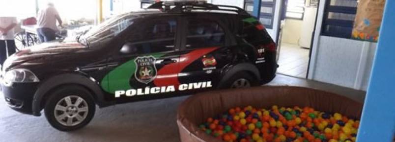 Rinha de galos vira brinquedo para as crianças