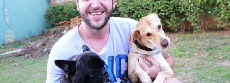 ONG comemora adoção de cão com deficiência 